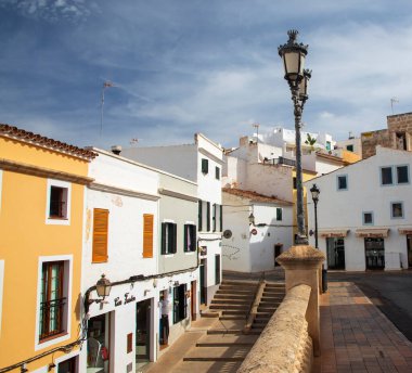 Ciutadella, İspanya - 6 Eylül 2022: Ciutadella büyüleyici bir limanı ve eski bir kasabası olan çok çekici bir şehir.