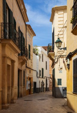 Ciutadella, İspanya - 6 Eylül 2022: Ciutadella büyüleyici bir limanı ve eski bir kasabası olan çok çekici bir şehir.