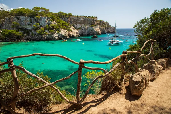 Menorca Spanya Eylül 2022 Nsanlar Macarella Plajında Teknelerle Yüzmekten Zevk — Stok fotoğraf