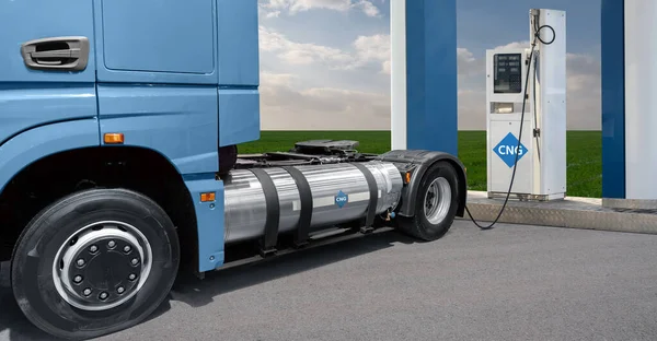 CNG truck bij een tankstation — Stockfoto