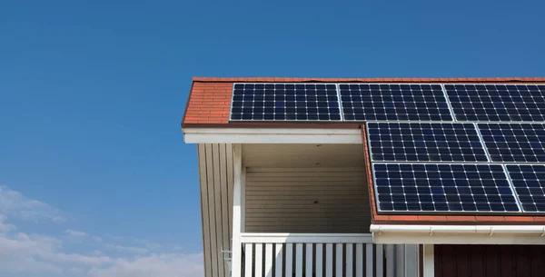 Huis dak zonnepanelen — Stockfoto