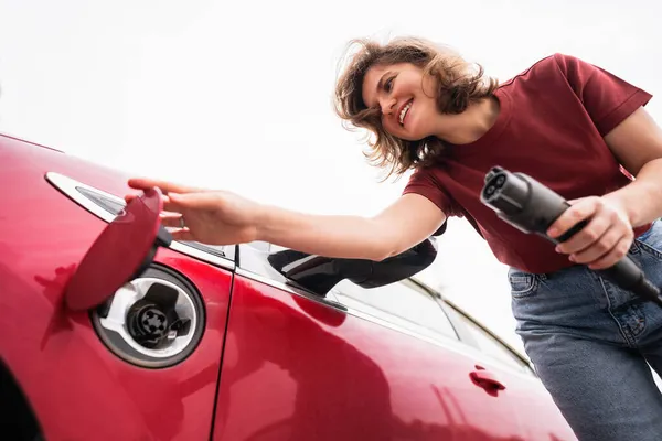 Vrouw heeft een oplaadplug — Stockfoto