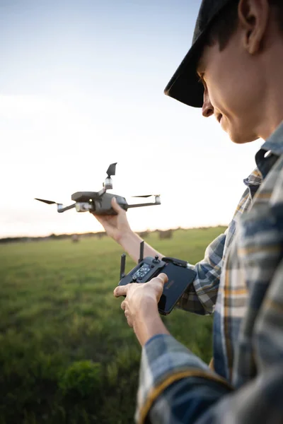 Contadino Con Drone Campo Agricoltura Intelligente Agricoltura Precisione — Foto Stock