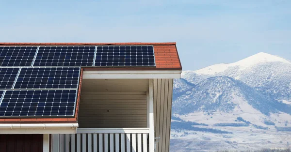 Huis dak met zonnepanelen — Stockfoto