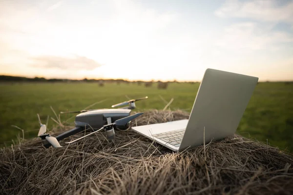 Laptop e drone sul campo — Foto Stock