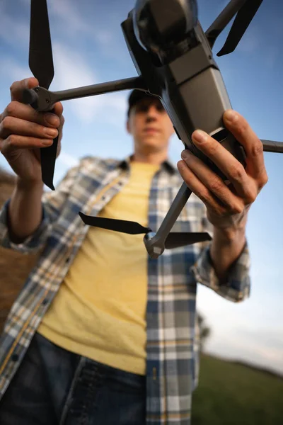 Agricoltore con drone su un campo — Foto Stock