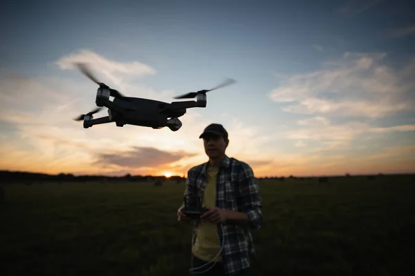 Landwirt mit Drohne auf einem Feld — Stockfoto