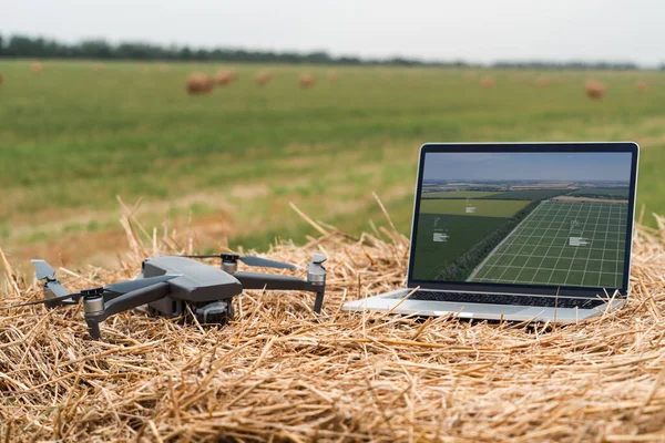 Laptop and drone on the field — Stock Photo, Image