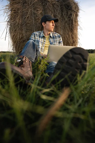 Agricoltore con laptop sul campo — Foto Stock