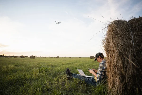 Rolnik z laptopem i dronem na boisku — Zdjęcie stockowe