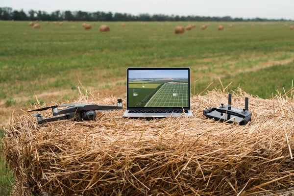 Laptop och drönare på fältet — Stockfoto