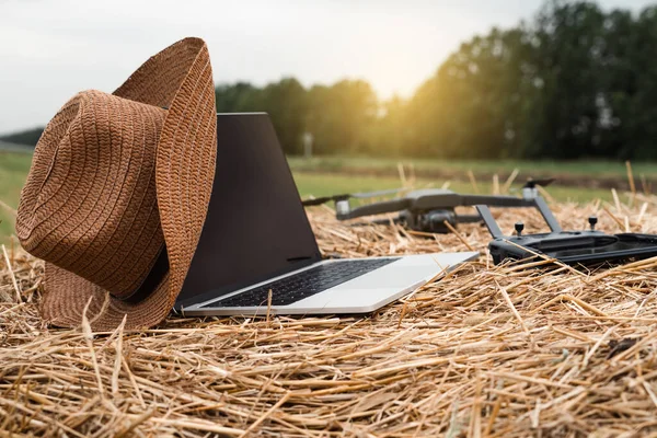 Portatile con cappello da cowboy e drone sul fieno — Foto Stock