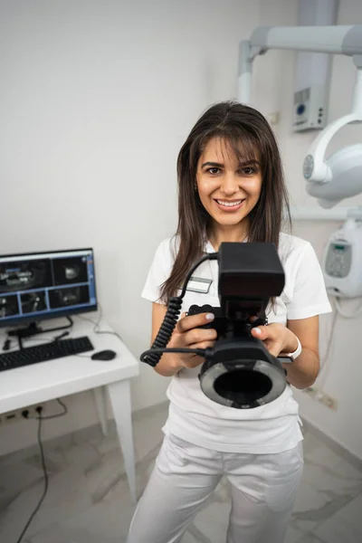 Dentista con cámara fotográfica — Foto de Stock