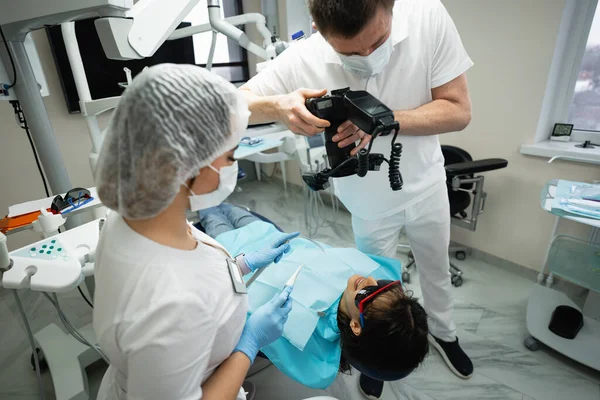 Dentista utiliza una cámara fotográfica — Foto de Stock