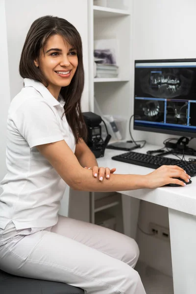 コンピューターで働く女性歯科医 — ストック写真
