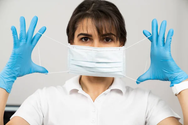 Doctor with medical mask — Stock Photo, Image