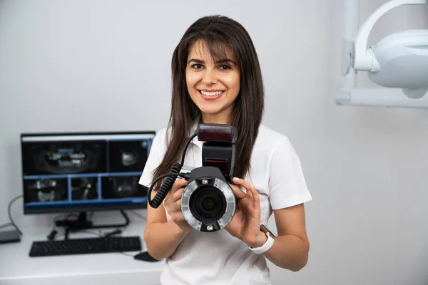 Dentista con cámara fotográfica — Foto de Stock
