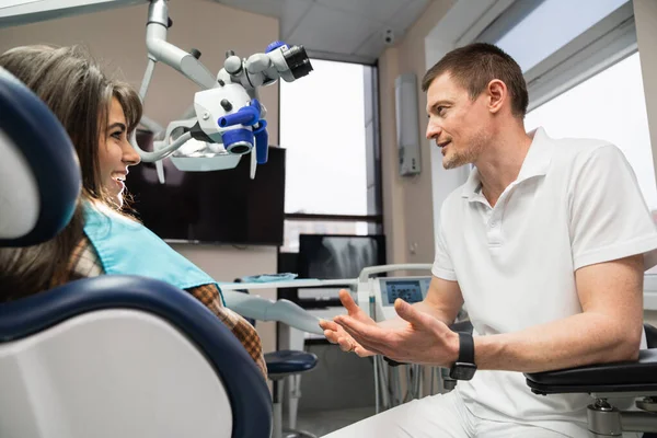 El dentista se comunica con el paciente — Foto de Stock