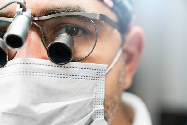 Dentist surgeon in surgical glasses — Stock Photo, Image