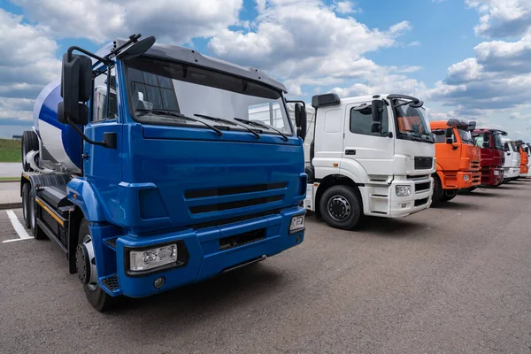 Rij Van Nieuwe Industriële Vrachtwagens — Stockfoto