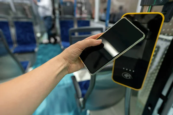 Bilhete de autocarro dispositivo NFC — Fotografia de Stock