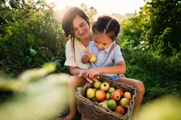 Europäische Mutter und ihre asiatische Tochter — Stockfoto