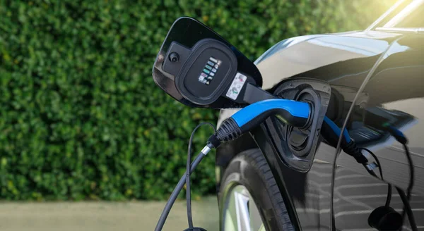 Primo Piano Dell Auto Elettrica Con Cavo Ricarica Collegato — Foto Stock