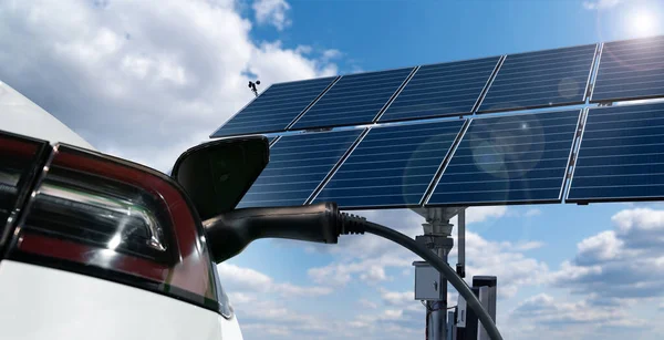 太陽光パネルの背景に接続された充電ケーブルで電気自動車の閉鎖 クリーン再生可能エネルギーの源 — ストック写真