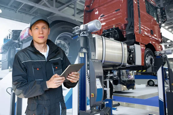 Serviceman Met Digitale Tablet Achtergrond Van Truck Garage — Stockfoto
