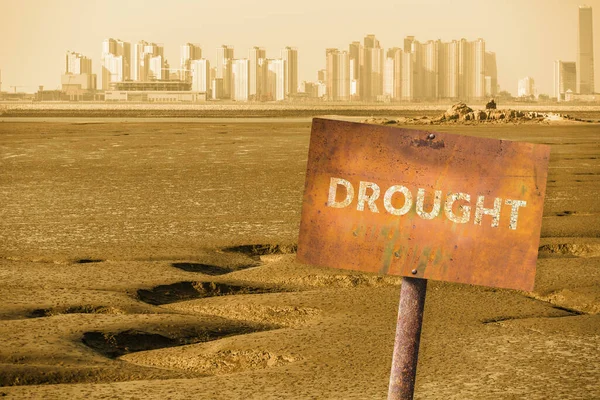 Rezavá Cedule Nápisem Drought Pozadí Vyschlého Moře — Stock fotografie