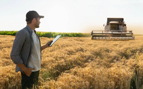 Contadino Con Tavoletta Digitale Fondo Mietitrebbia Concetto Agricoltura Intelligente — Foto Stock