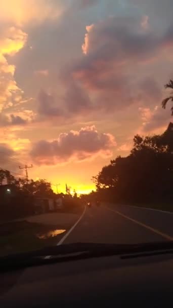 在路上从车内拍摄的录像 可以看到金色的落日 — 图库视频影像