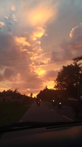 Vídeo Tirado Dentro Carro Caminho Vídeo Mostra Pôr Sol Dourado — Vídeo de Stock
