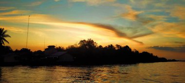 Nehirde gün batımı. Doğa arkaplanı.