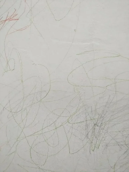 幼児がクレヨンと鉛筆で書いた部屋の壁 — ストック写真