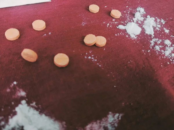 白い背景にある錠剤と小麦粉の上からの眺めです — ストック写真