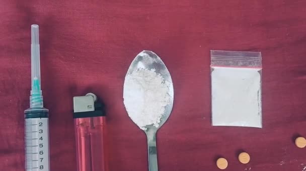 Βίντεο Από Ένεση Κουτάλι Ναρκωτικά Αναπτήρα Και Μεθαμφεταμίνη Κόκκινο Φόντο — Αρχείο Βίντεο