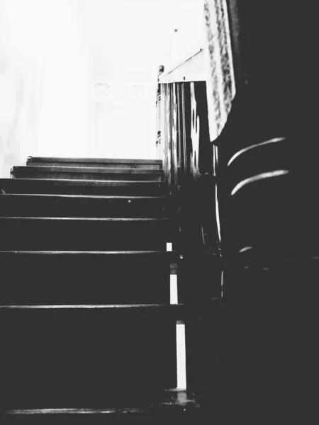 Foto Blanco Negro Una Escalera Madera —  Fotos de Stock