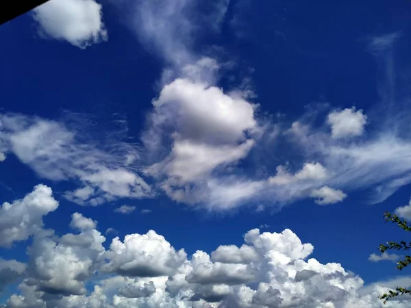 Cielo Azul Con Nubes —  Fotos de Stock