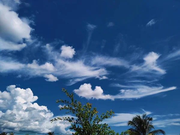 Blå Himmel Med Moln — Stockfoto