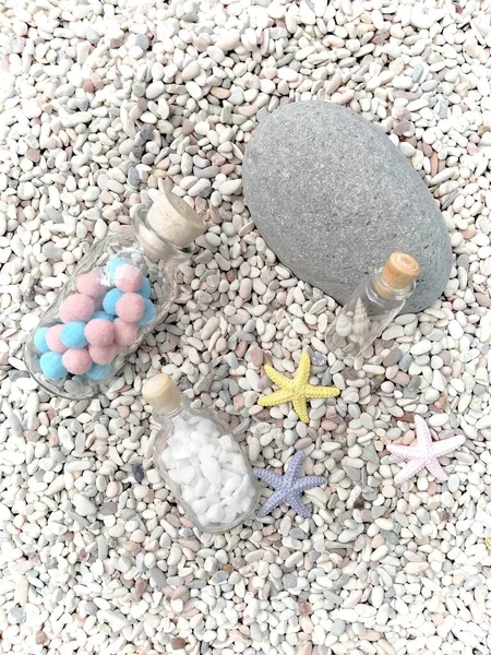 Pedras Conchas Pompom Copo Garrafa Com Miniatura Estrela Mar Rocha — Fotografia de Stock