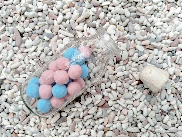 Piedras Guijarro Fondo Del Mar Con Pompones Azules Rosados Botella —  Fotos de Stock