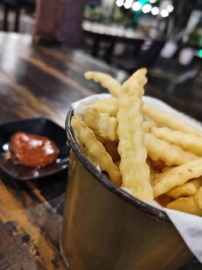 Patates cipsi, patates kızartması ve ketçap.