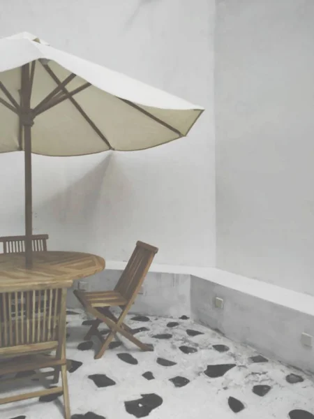 Relaxační Sezení Pod Bílým Deštníkem Kavárně — Stock fotografie