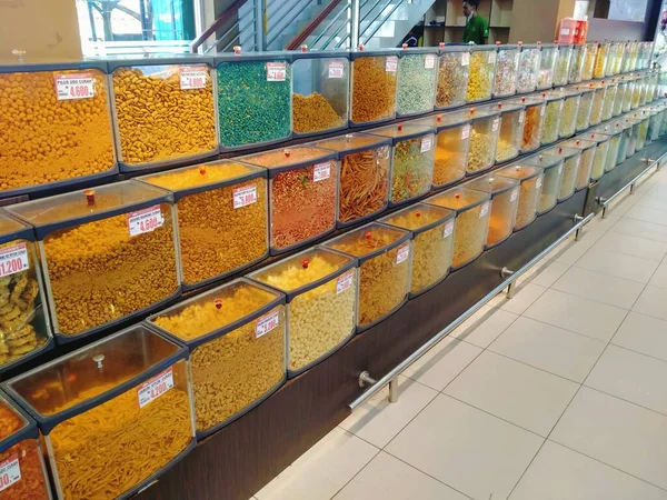 Kleurrijke Planken Van Verschillende Snacks Markt — Stockfoto