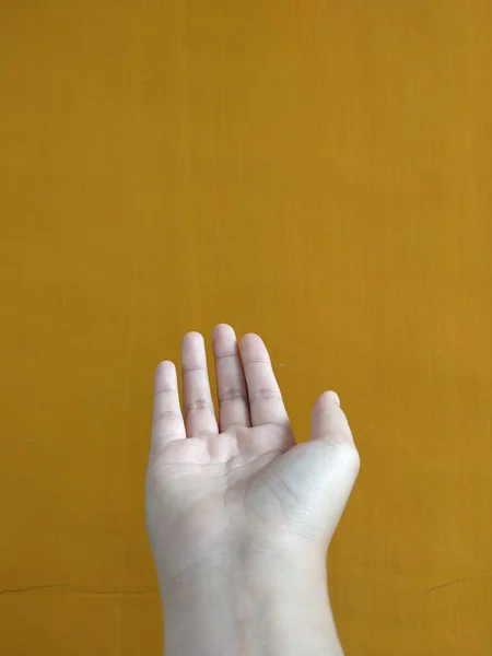 Рука Тримає Жовтий Знак Коричневому Фоні — стокове фото
