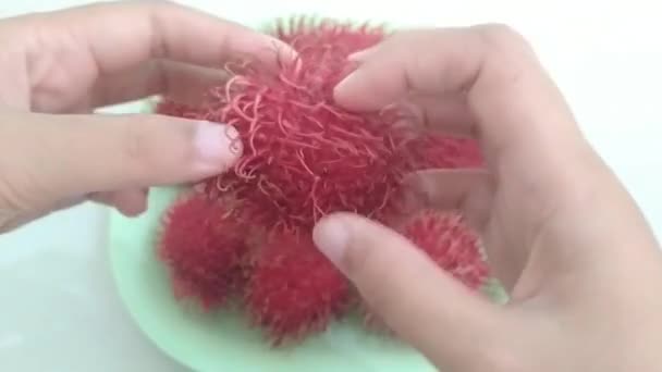 Video Someone Peeling Skin Rambutan Fruit — Stok Video
