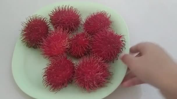Video Someone Putting Arranging Rambutan Plate — Stock video
