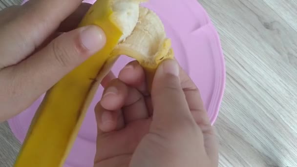 Video Someone Peeling Banana Peel — стоковое видео
