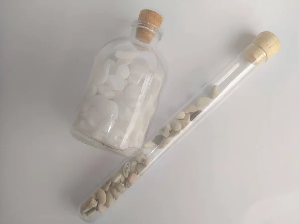 Πολύχρωμες Και Λευκές Πέτρες Γυαλιστερό Γυάλινο Βάζο Ξύλινο Καπάκι Λευκό — Φωτογραφία Αρχείου